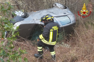 Arcevia – Vola con l’auto nella scarpata, conducente intrappolato tra le lamiere